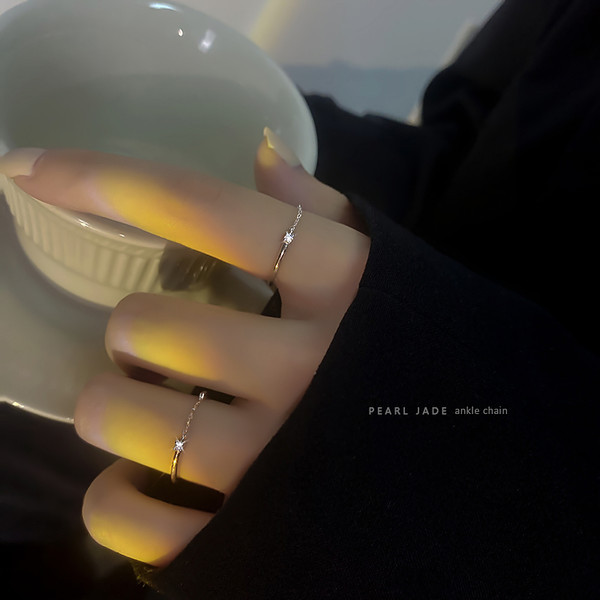 Μοντέρνο γυναικείο δαχτυλίδι μονόχρωμο μοντέλο σε χρυσό χρώμα