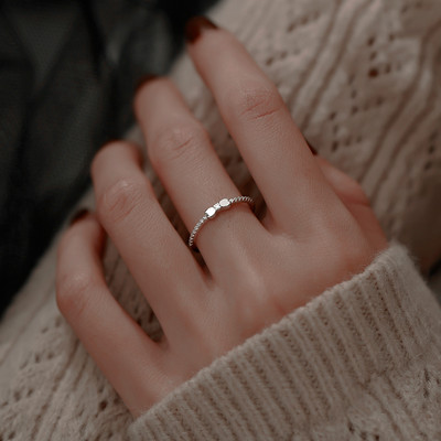 Дамски пръстен с декорация камъни