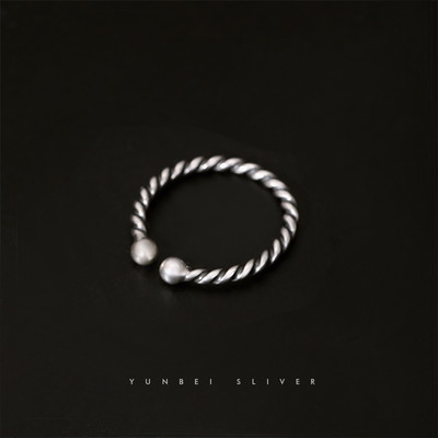 Κομψή γυναικεία καρφίτσα με διακοσμητικές πέτρες