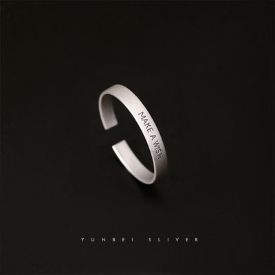 Κομψή γυναικεία καρφίτσα με διακοσμητικές πέτρες