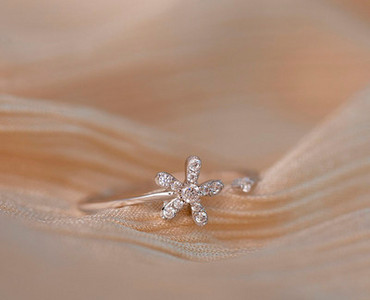 Μοντέρνο γυναικείο δαχτυλίδι με χρωματιστές διακοσμητικές πέτρες