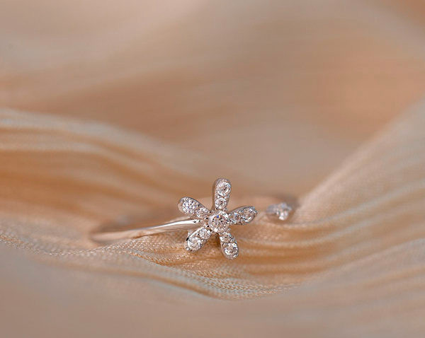 Μοντέρνο γυναικείο δαχτυλίδι με χρωματιστές διακοσμητικές πέτρες