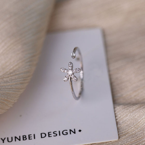 Μοντέρνο γυναικείο δαχτυλίδι με χρωματιστές διακοσμητικές πέτρες