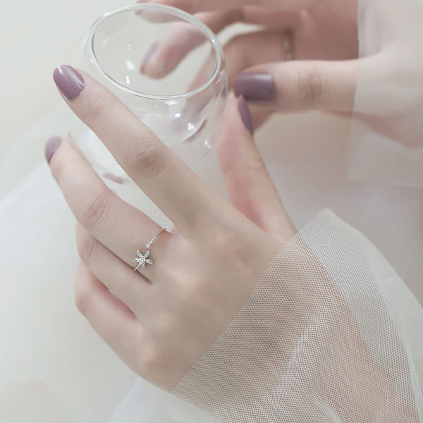 Μοντέρνο γυναικείο δαχτυλίδι με χρωματιστές διακοσμητικές πέτρες