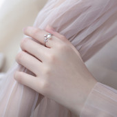 Μοντέρνο γυναικείο δαχτυλίδι σε ασημί χρώμα με μεγάλη μαύρη διακοσμητική πέτρα