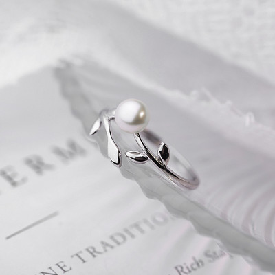 Μοντέρνο γυναικείο δαχτυλίδι σε ασημί χρώμα με μεγάλη μαύρη διακοσμητική πέτρα