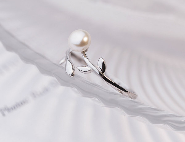 Μοντέρνο γυναικείο δαχτυλίδι σε ασημί χρώμα με μεγάλη μαύρη διακοσμητική πέτρα