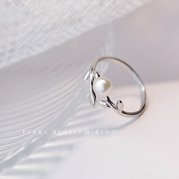 Μοντέρνο γυναικείο δαχτυλίδι σε ασημί χρώμα με μεγάλη μαύρη διακοσμητική πέτρα