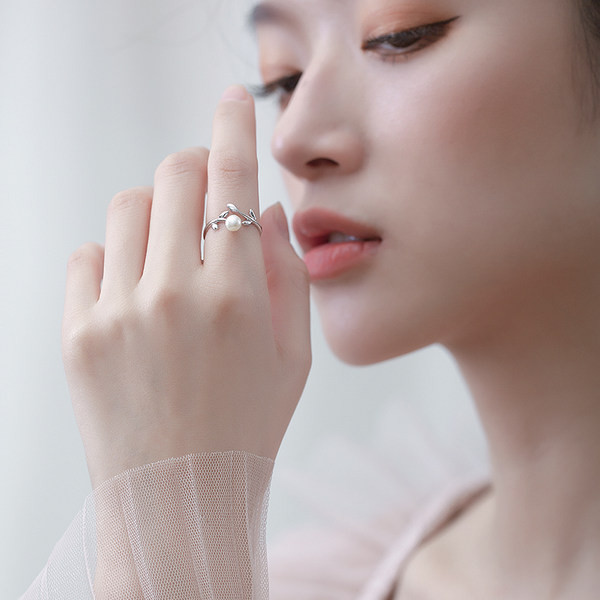 Μοντέρνο γυναικείο δαχτυλίδι σε ασημί χρώμα με μεγάλη μαύρη διακοσμητική πέτρα