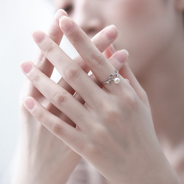 Μοντέρνο γυναικείο δαχτυλίδι σε ασημί χρώμα με μεγάλη μαύρη διακοσμητική πέτρα