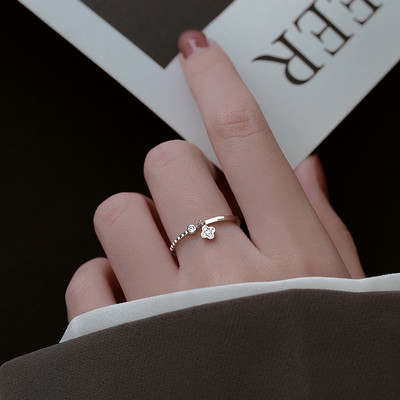 Κομψό γυναικείο δαχτυλίδι σε χρυσό χρώμα