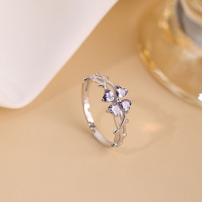 Ženski prsten sa kamenčićima u boji