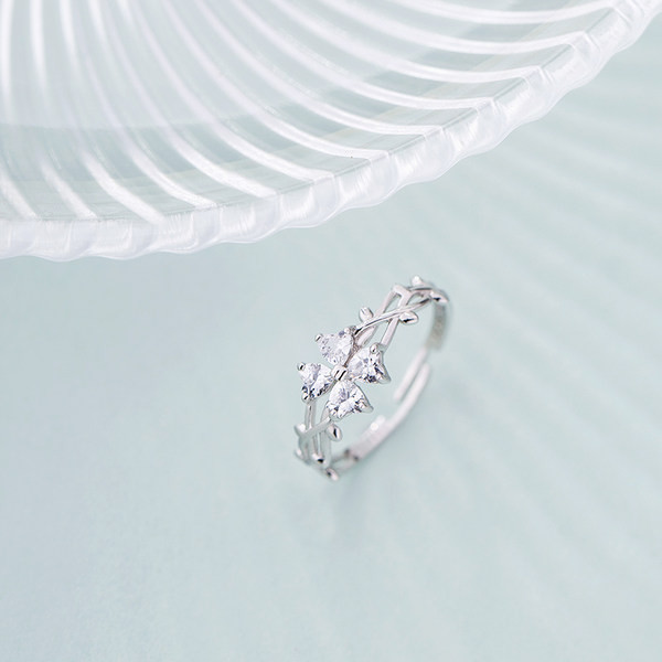 Ženski prsten sa kamenčićima u boji