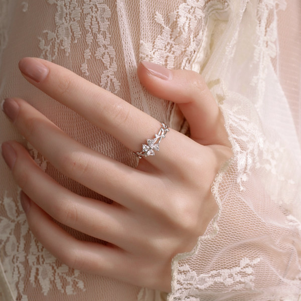 Ženski prsten sa kamenčićima u boji