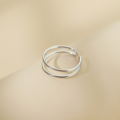 Ženski prsten više modela u srebrnoj boji
