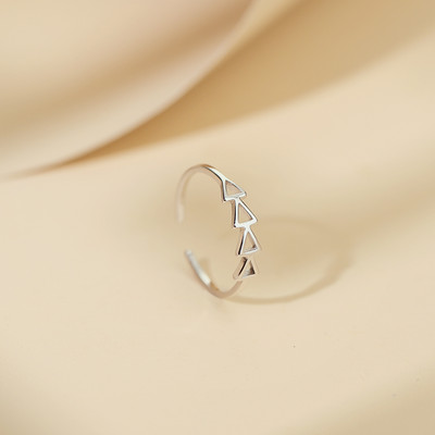 Ženski prsten više modela u srebrnoj boji