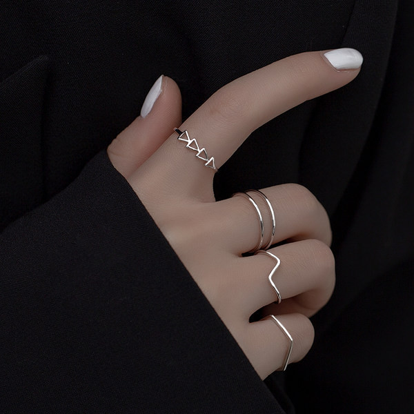 Ženski prsten više modela u srebrnoj boji