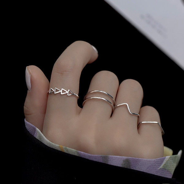 Ženski prsten više modela u srebrnoj boji