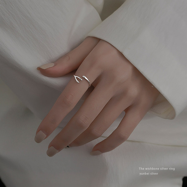 Ženski moderan prsten jednobojni model u srebrnoj boji