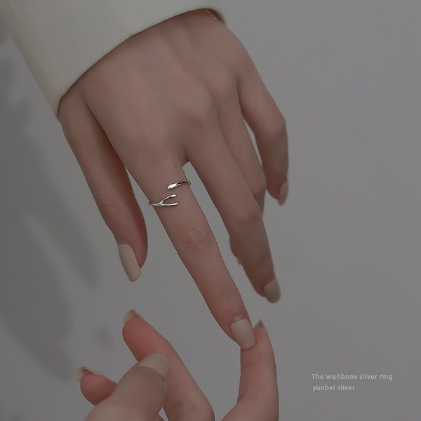 Ženski moderan prsten jednobojni model u srebrnoj boji