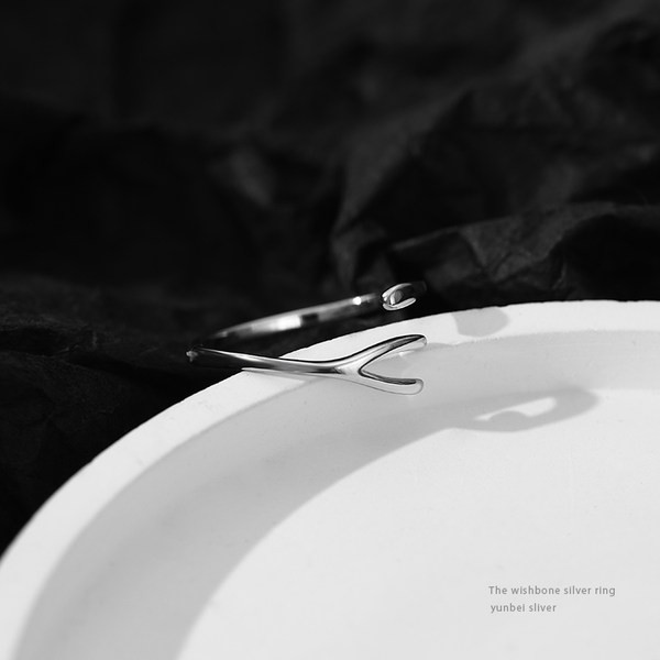 Ženski moderan prsten jednobojni model u srebrnoj boji