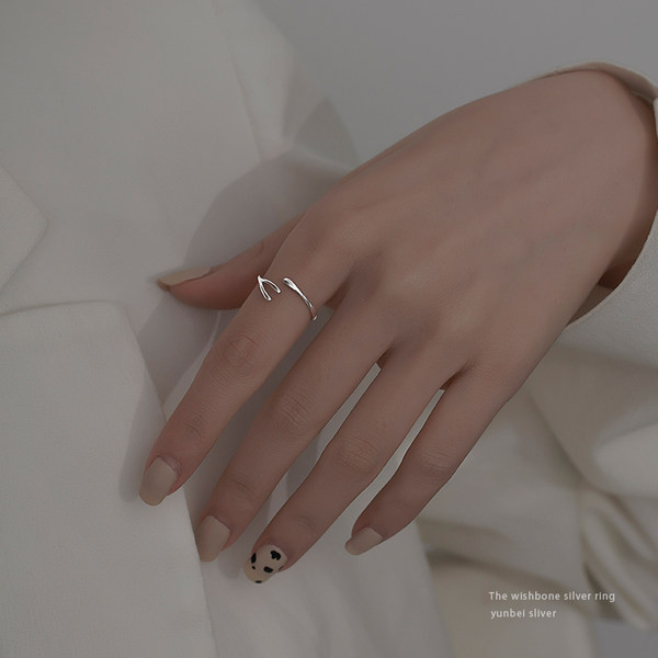 Ženski moderan prsten jednobojni model u srebrnoj boji