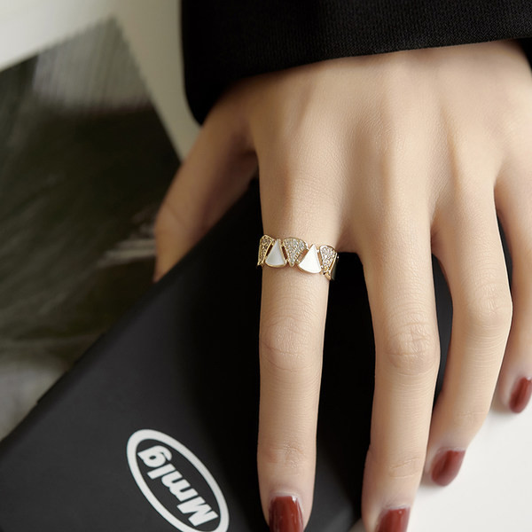 Γυναικείο δαχτυλίδι δύο μοντέλα με διακοσμητικές πέτρες σε ασημί χρώμα