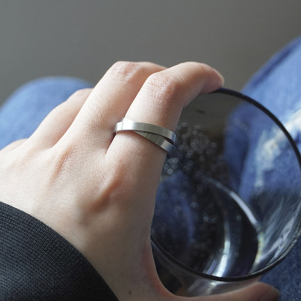 Ukriženo žensko prstenje