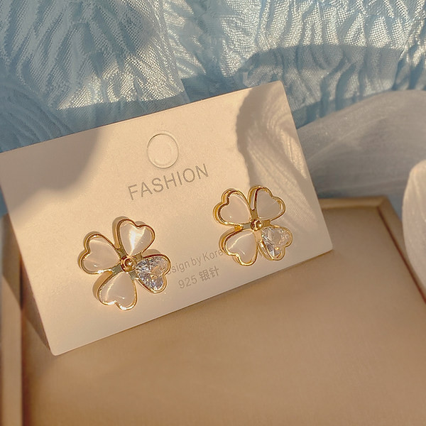 Дамски стилни обеци във формата на цвете