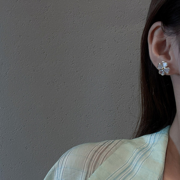 Дамски стилни обеци във формата на цвете