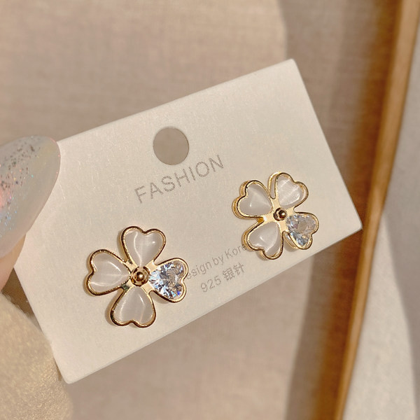 Дамски стилни обеци във формата на цвете