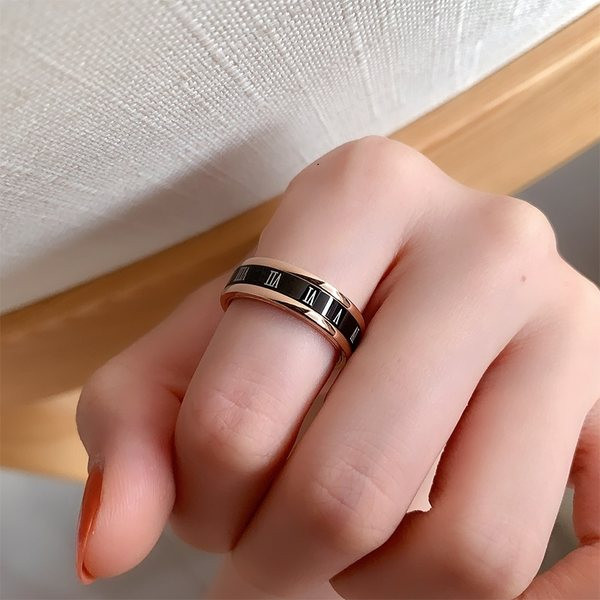 Ženski prsten crne boje