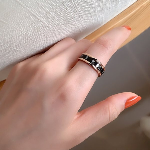 Ženski prsten crne boje