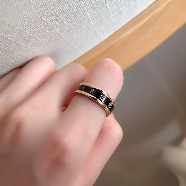 Ženski prsten crne boje