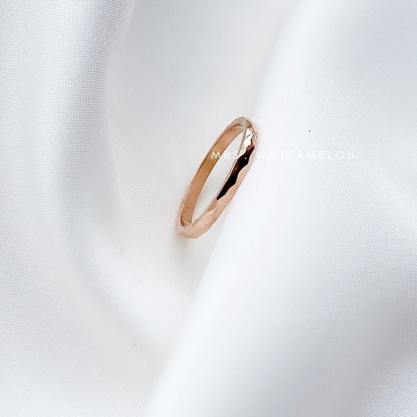 Svakodnevni ženski prsten s kamenom iz dva dijela