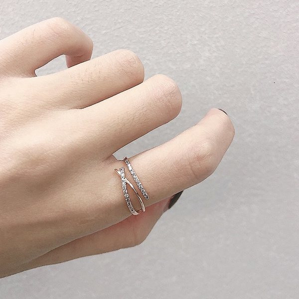 Ženski prsten s kamenčićima