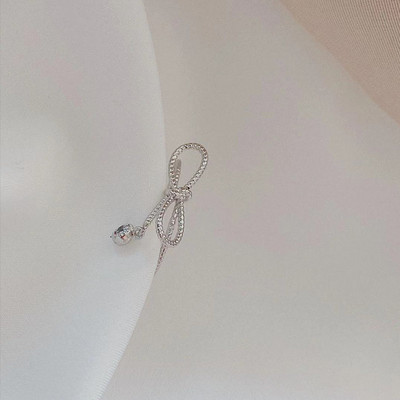 Модерен дамски пръстен с преплетена част с камък