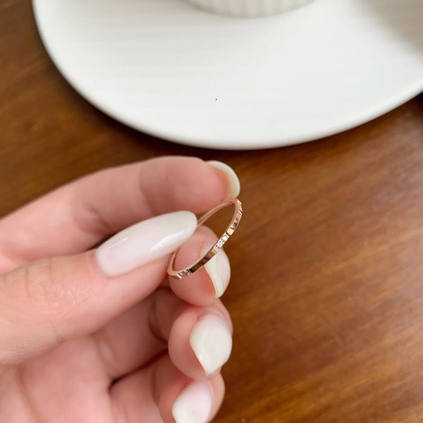 Дамски тънък пръстен с камъни в златист цвят