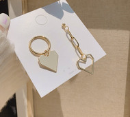 Cercei de dama de culoare aurie si pandantiv inima