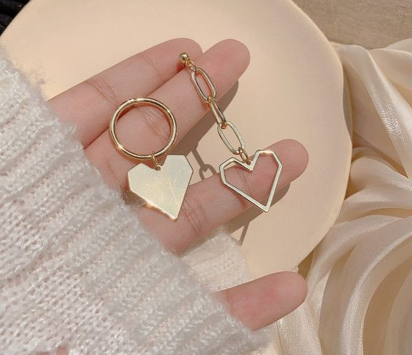 Cercei de dama de culoare aurie si pandantiv inima