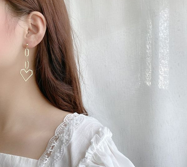 Cercei de dama de culoare aurie si pandantiv inima