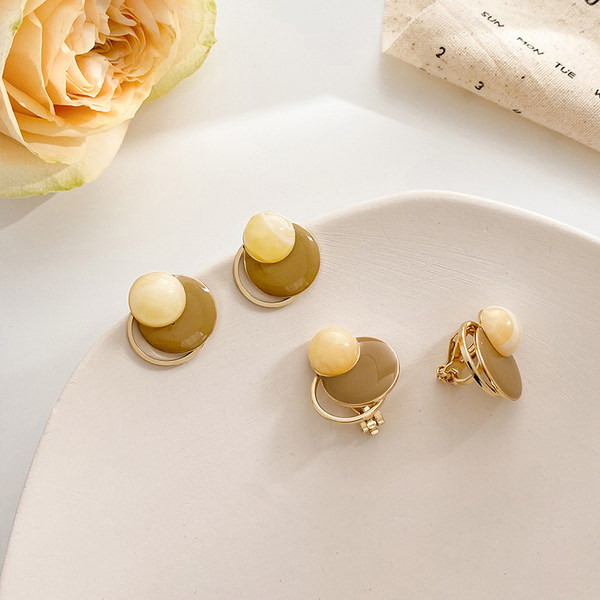 Дамски обеци в кръгла форма с камък