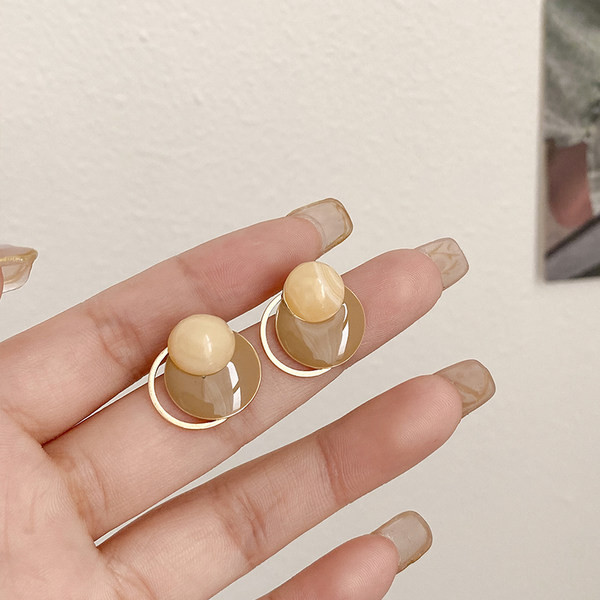 Дамски обеци в кръгла форма с камък