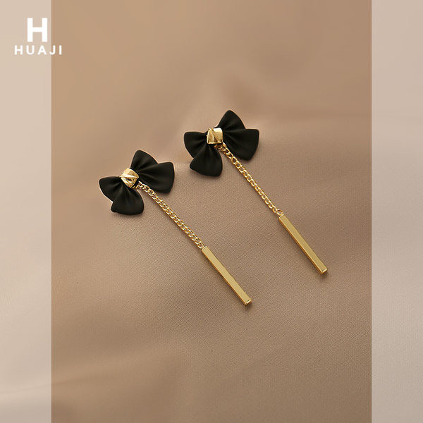 Елегантни дамски обеци с висяща златиста част