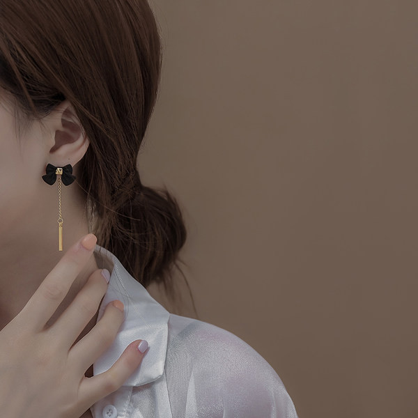 Елегантни дамски обеци с висяща златиста част