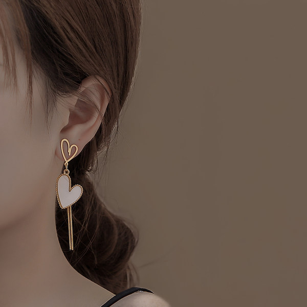 Aktuelne ženske naušnice dugi model sa privjeskom u obliku srca