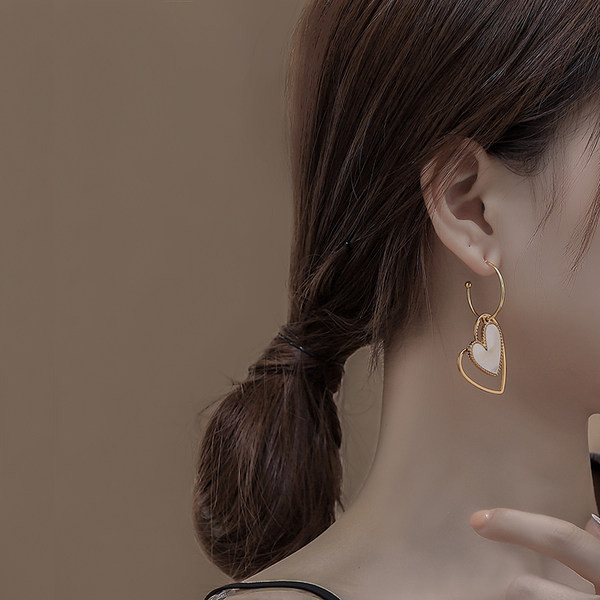 Aktuelne ženske naušnice dugi model sa privjeskom u obliku srca