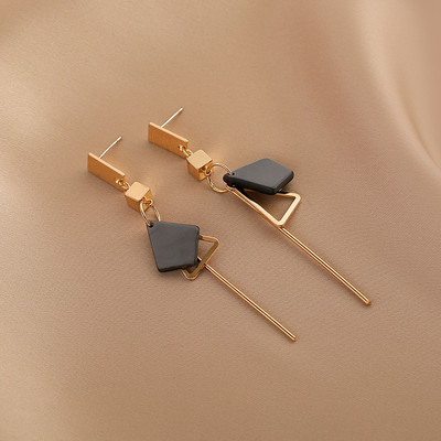 Дълги дамски обеци с камък в черен цвят