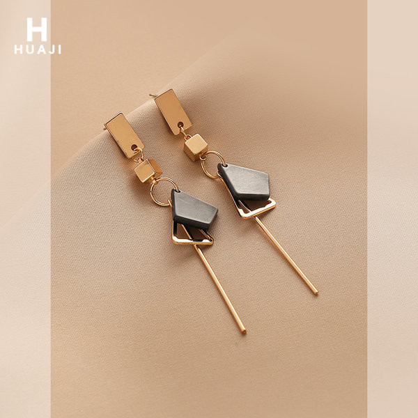 Дълги дамски обеци с камък в черен цвят