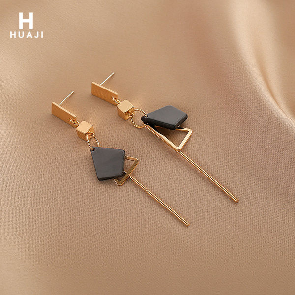 Дълги дамски обеци с камък в черен цвят